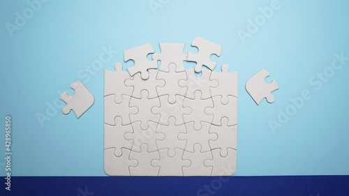 the shooting in stop motion of the pieces of a puzzle that is composed	