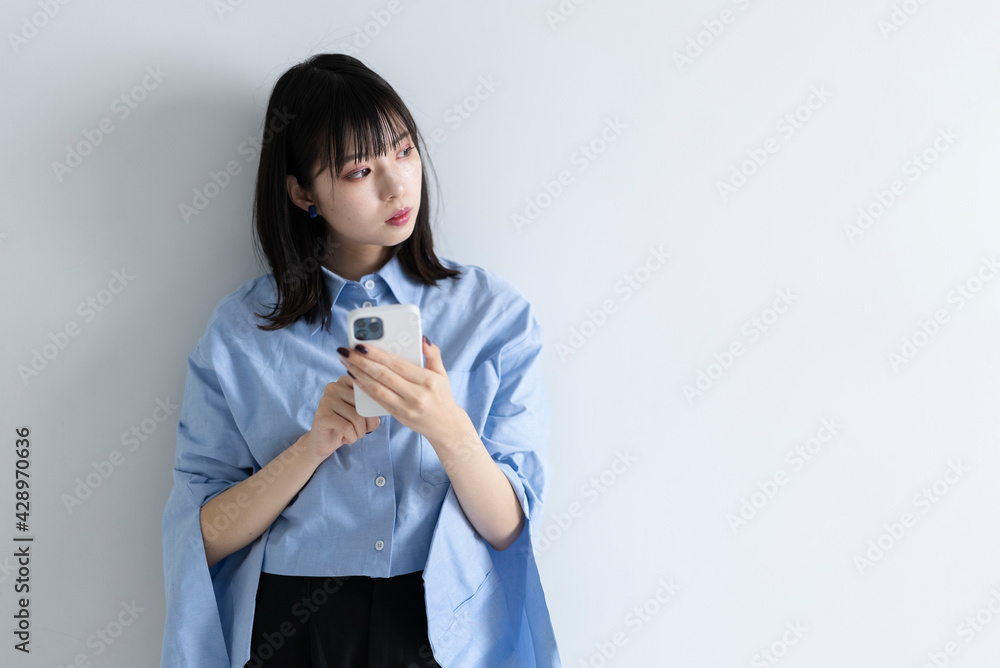 携帯電話を使う女性