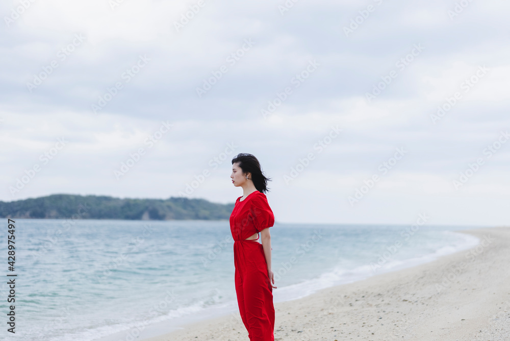 海岸にいる女性 海岸にいる女性
