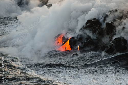 Lava fließt aus dem Kilauea-Vulkan ins Meer Hawaii