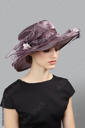 Stampa su Tela Romantic lady is wearing muted violet hat for evening party