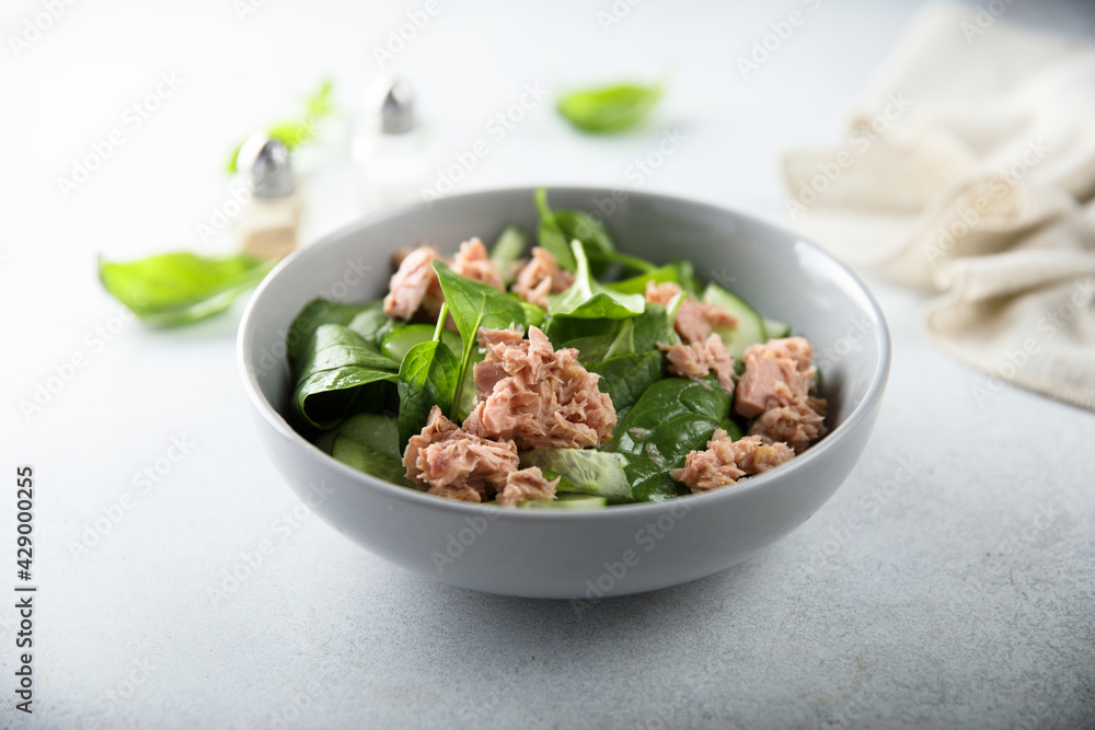 Healthy spinach salad with tuna Healthy spinach salad with tuna