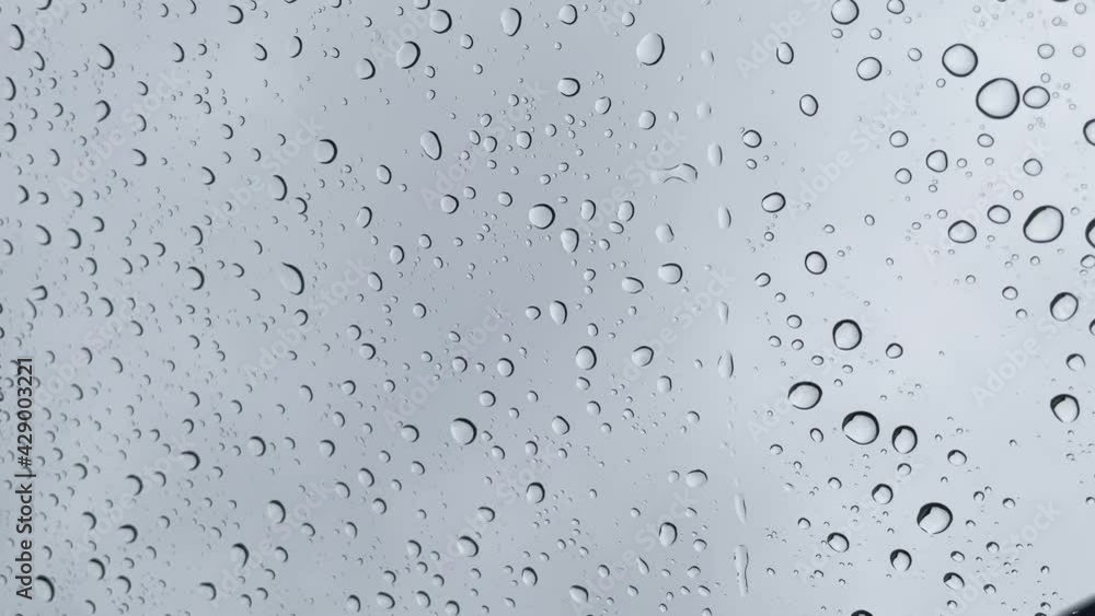 窓ガラスを流れ落ちる雨粒 窓ガラスを流れ落ちる雨粒