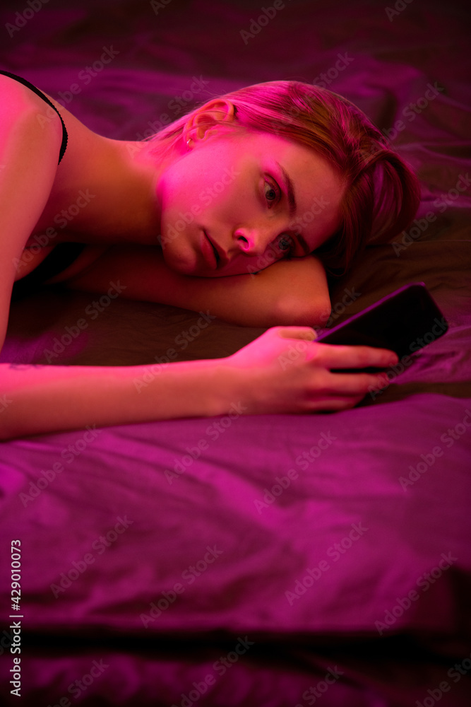 Obraz premium Woman using mobile phone for online watching