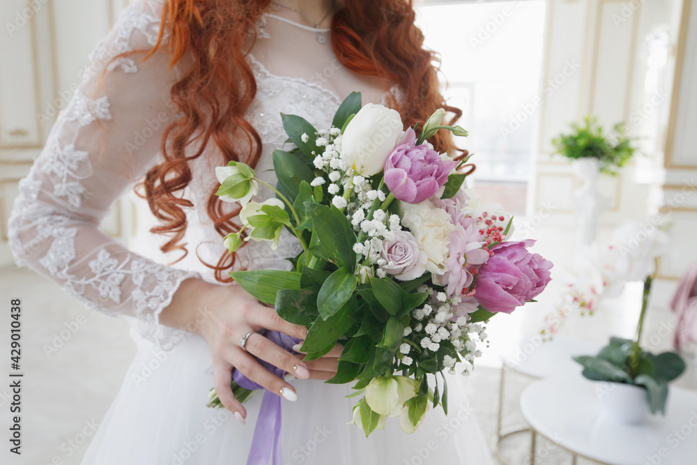 wedding tulips and roses bouquet in Bride's hands