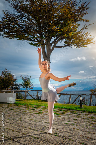 CONTEMPORARY ARTISTIC DANCER DANCING IN THE PARK IN AUTUMN. CLASSIC DANCE NATURE