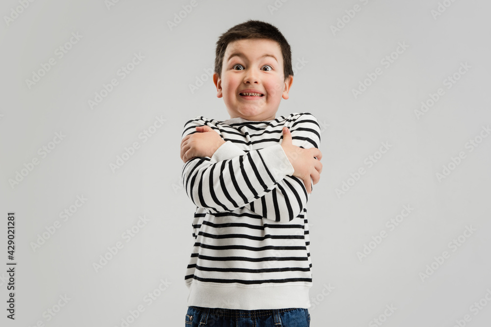 Naklejka premium Caucasian boy isolated on white studio background. Copyspace. Childhood, education, emotions concept