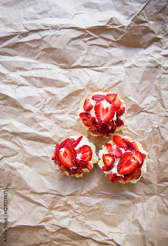 Fototapeta Naklejka Na Ścianę i Meble -  Beautiful and bright cupcakes with strawberries, delicious and simple
