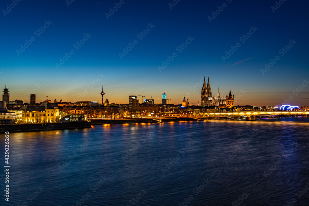 Kölner Skyline zum Sonnenuntergang