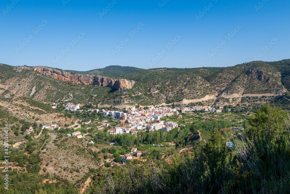Panoramic of Sot de Chera, surrounded by mountains and nature.