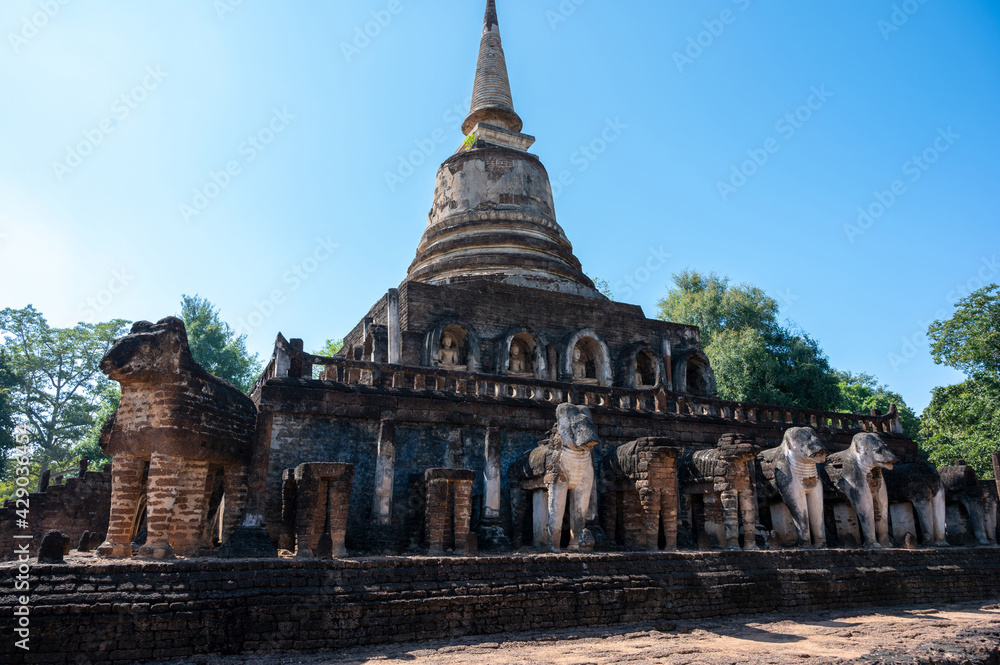 Fototapeta premium Wat Chang Lom Temple at Si Satchanalai Historical Park Sukhothai, Thailand (Publie Domain.)