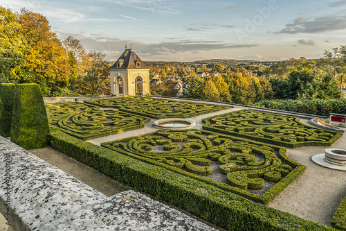 Canvastavla Small lovely public garden at the foot of 17th century Chateau d’Auvers sur Oise at sunset