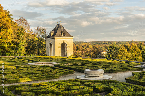 Canvastavla Small lovely public garden at the foot of 17th century Chateau d’Auvers sur Oise at sunset