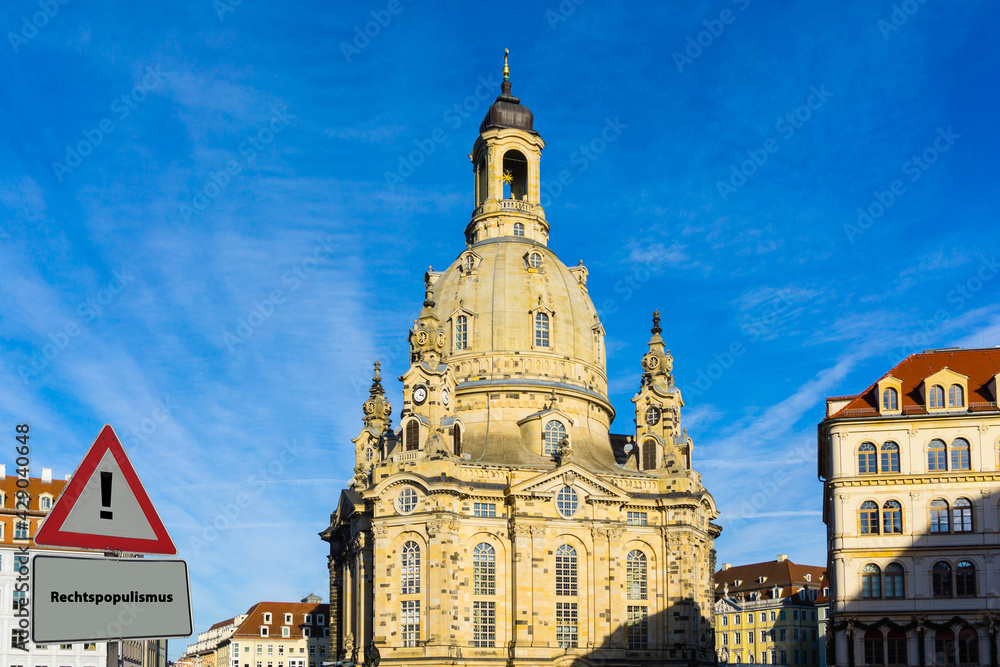 Schild Rechtspopulismus Markt Dresden