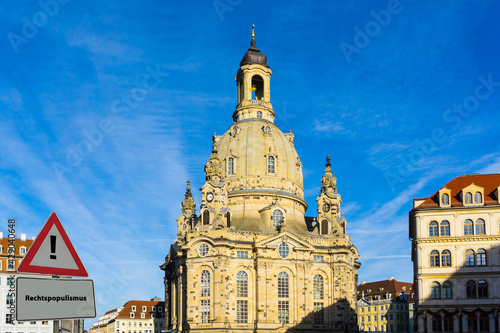 Schild Rechtspopulismus Markt Dresden