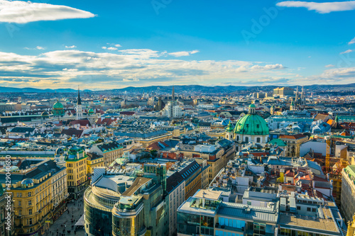 Εκτύπωση καμβά Aerial view of Vienna with tower of the town hall building, votivkirche and peterskirche churches from the stephansdom cathedral