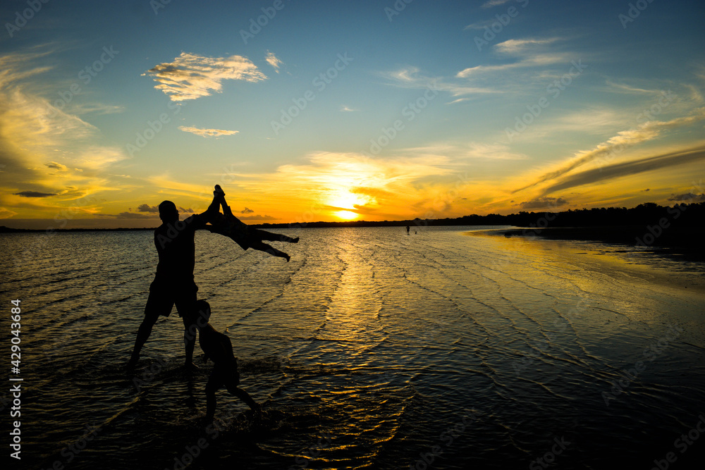 Fototapeta premium vacaciones. atardecer. contraluz. ñandubaysal. rio. matrimonio. propuesta