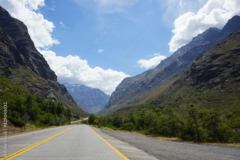 Naklejka premium road to the mountains