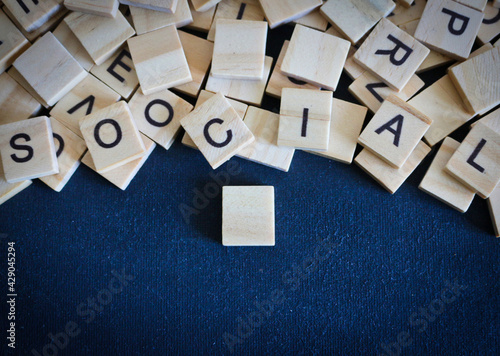 Holzbuchstaben auf Tafel, leer - einzeln photo