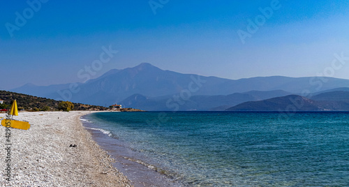 Blick von der Insel Samos auf die türkische Küstenlinie