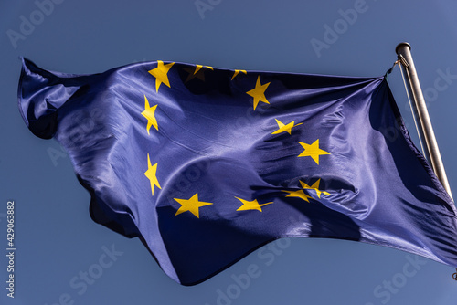 Bandera de la Unión europea ondeando al viento photo