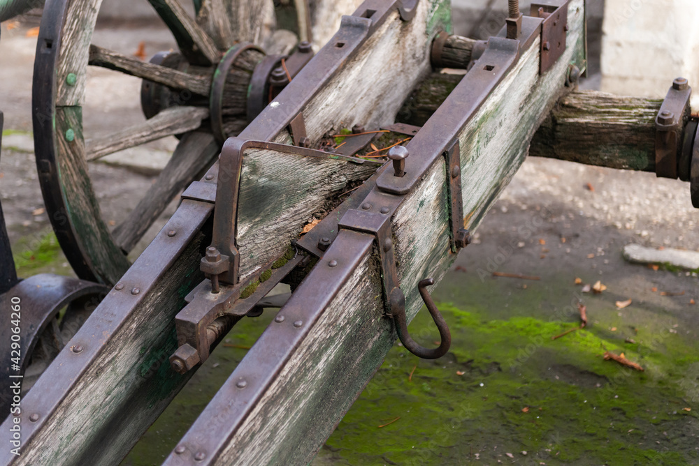 Foto Stock Old field gun carriage. In the 18th century there was a cannon  on this carriage. The iron is well preserved, the wood is in poor  condition. | Adobe Stock