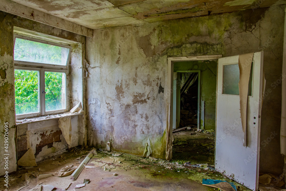 Verlassene Wohnung in einem ehemaligen DDR Betrieb im Erzgebirge Verlassene Wohnung in einem ehemaligen DDR Betrieb im Erzgebirge