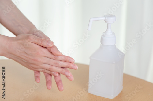 手指を消毒する様子