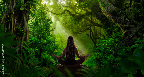 Photographie Woman doing yoga and meditation in the jungle
