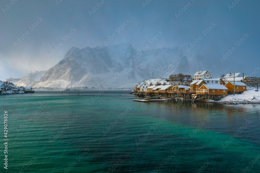Fischerdorf an einem Fjord in Hamnoy, Lofoten, Norwegen