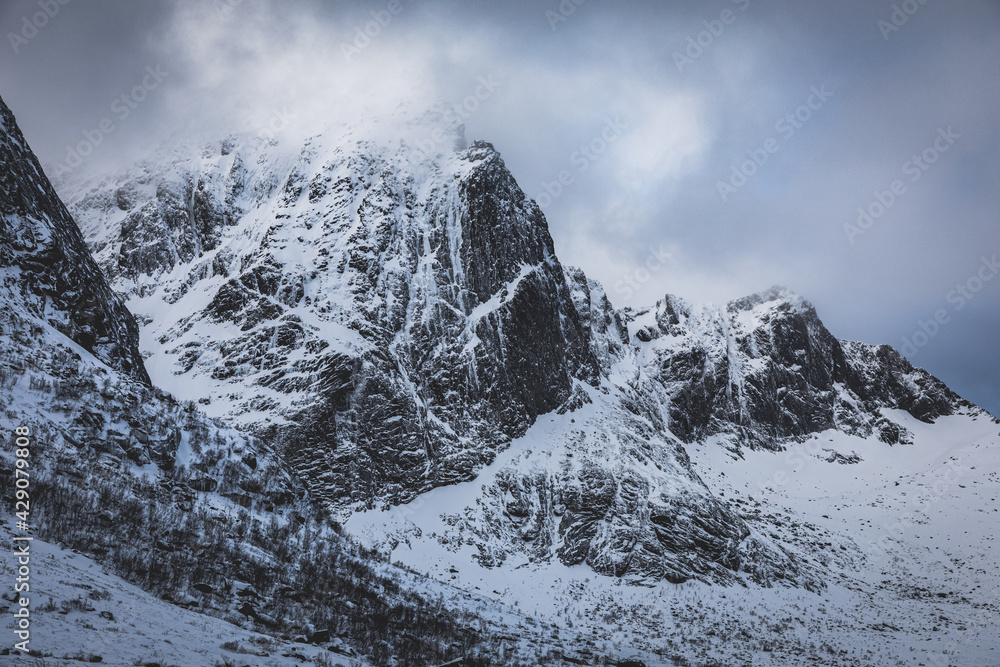 Gipfel von einem massiven Fels im Winter