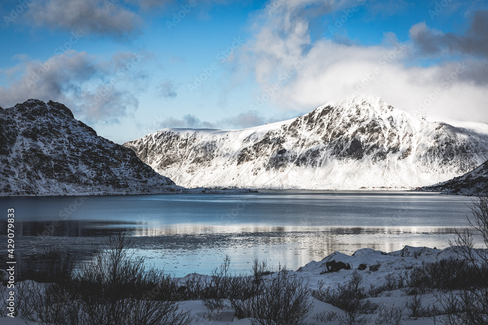 Landschaft mit einem Fjord und Bergen im Hintergrund