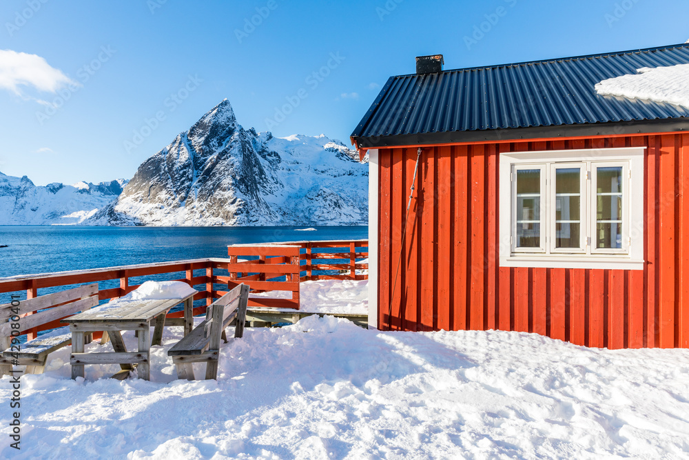 Idyllische rote Fischerhütte auf den Lofoten, Norwegen