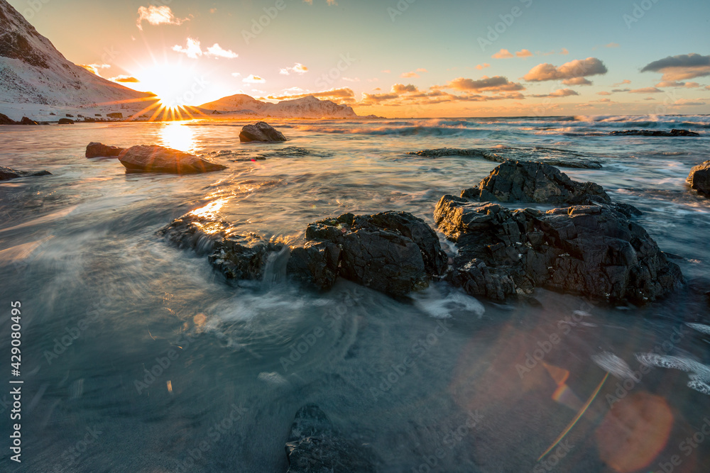 Obraz premium Langzeitbelichtung vom Flakstad Strand auf den Lofoten, Norwegen