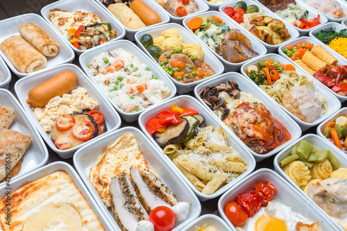 Foto Airplane food presentation with variety of in flight meals