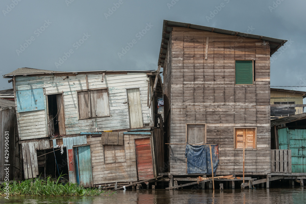 Casas no bairro Baitacão no Laranjal do Jari, Amapá, Brasil, Amazônia. 
