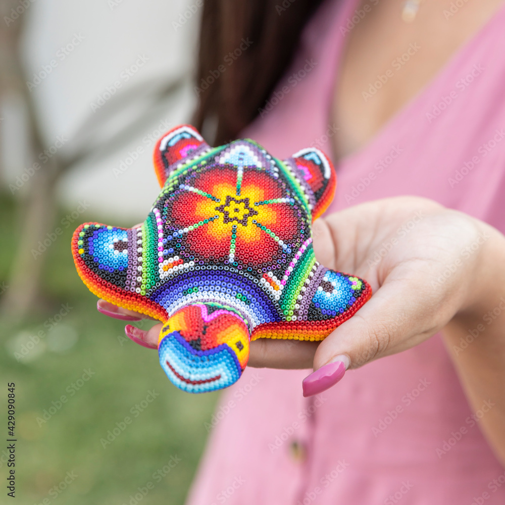 Obraz premium Woman's hands with Mexican crafts