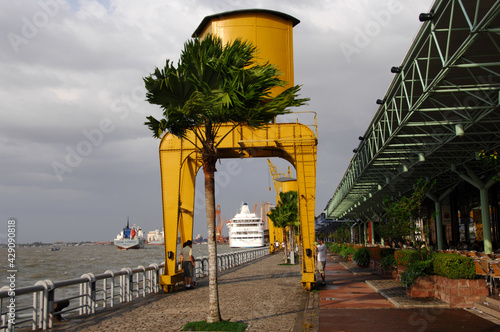 Antigo porto de Belém, Os armazéns foram reciclado para restaurantes, mantendo as características originais hoje um importante ponto turístico da capital do Pará. 