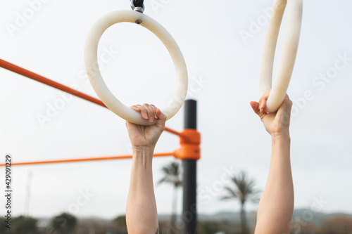 Chica haciendo deporte al aire libre