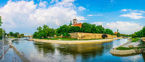 Fényképezés bishop castle and cathedral tower over the river in gyor city in Hungary