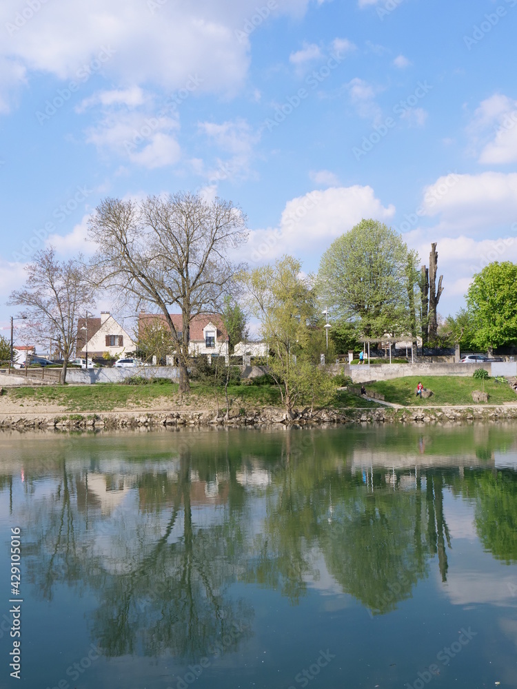 Fototapeta premium The Marne river at Saint-Maur-des-Fossés in the east of Paris. April 2021, France.