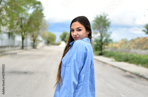 joven y bella modelo posando en la calle © alberto