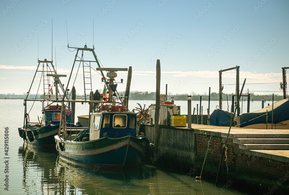 2 barcos de pescadores aparcados en los muelles de Murano