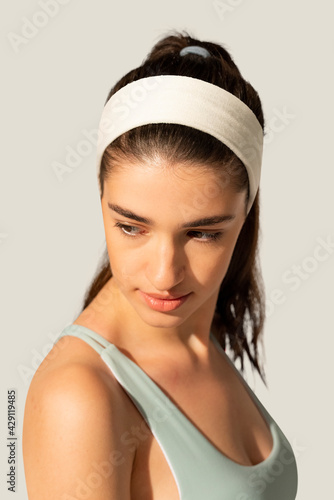 Photo Sporty woman in white headband apparel photoshoot