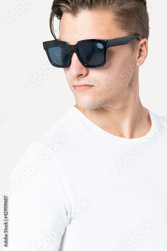 Handsome man wearing black wayfarer sunglasses close up © Rawpixel.com
