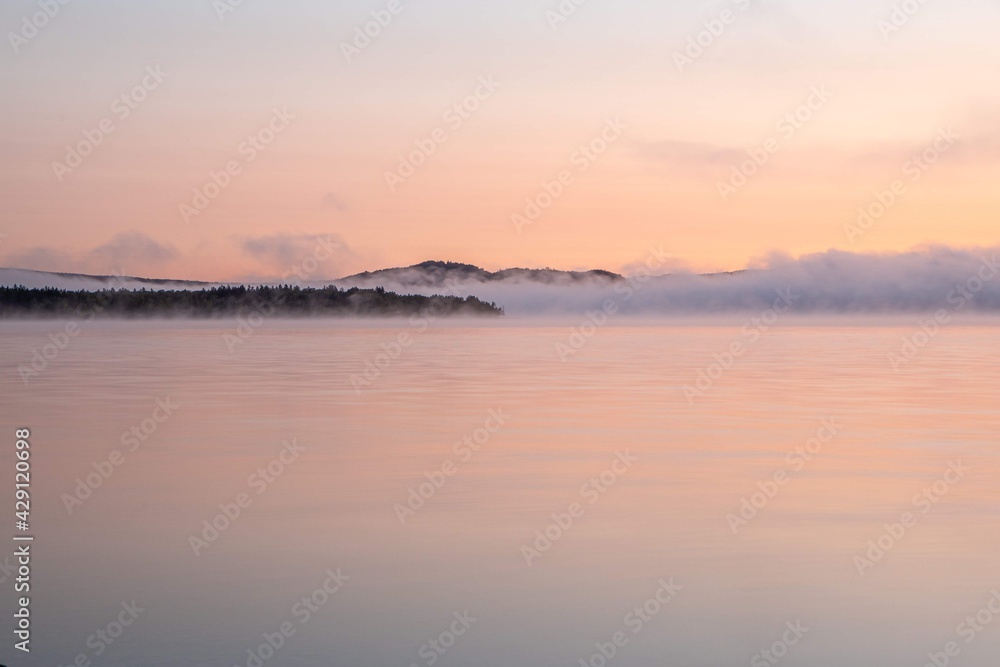 朝霧かかる朱鞠内湖の風景