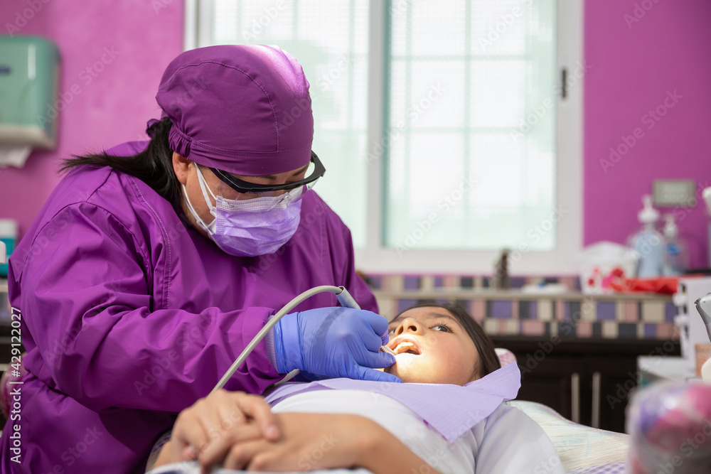 Dentista mexicana, chequeo médico de la cavidad bucal día del dentista - obrazy, fototapety, plakaty 