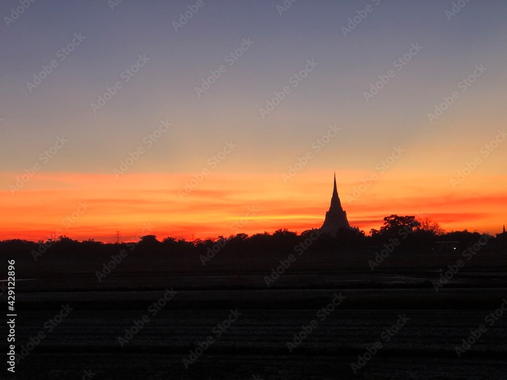 Obraz premium Sunrise at rice field in historical area of Thailand