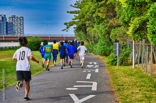 部活でランニングの学生たち