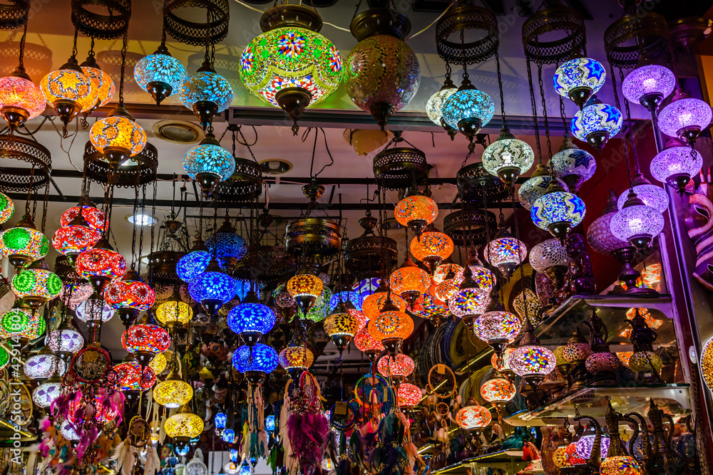 Obraz premium Traditional turkish chandeliers for sale at the bazaar